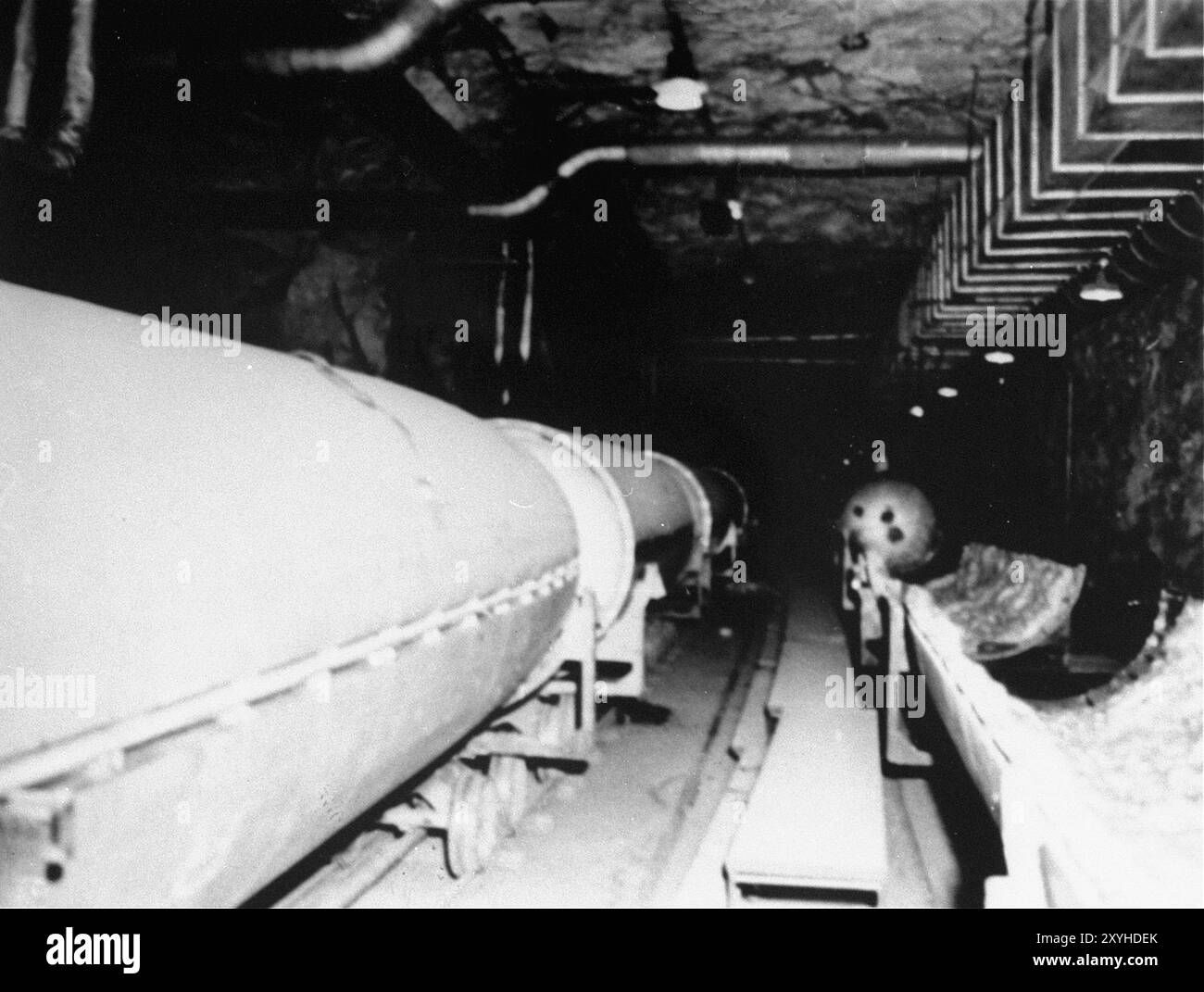 La ligne d'assemblage de la section de combustible V2 dans l'usine souterraine de roquettes de Dora-Mittelbau. Albert Speer a été un organisateur très efficace et a organisé cette création exceptionnelle d'un site de production souterrain secret. Le travail forcé associé à sa création et à son fonctionnement (ainsi que dans de nombreux autres sites de production allemands) était quelque chose dont il a nié la connaissance toute sa vie. Banque D'Images