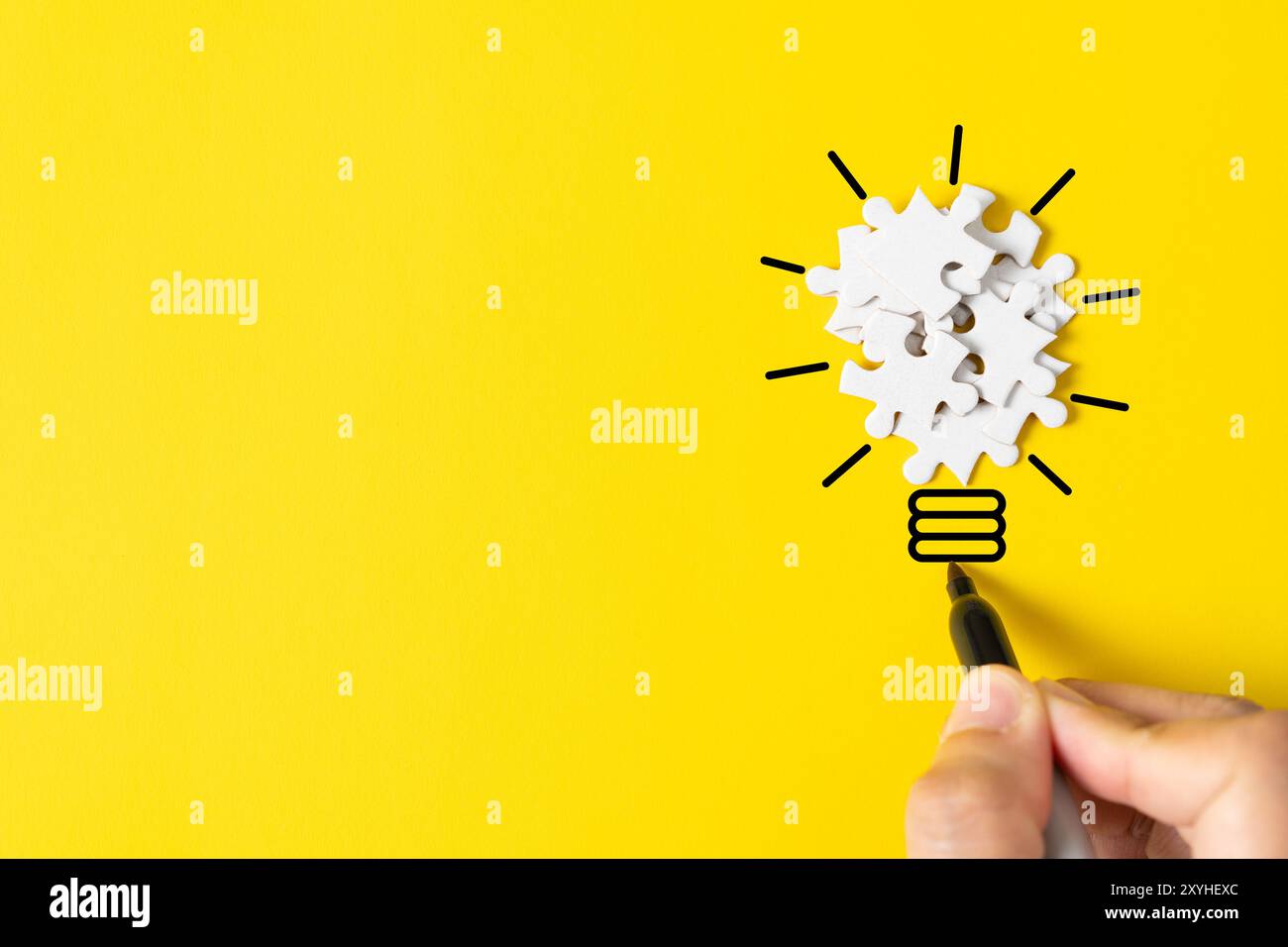 Puzzle lightlamp représente l'innovation, le concept créatif ou de brainstorming Banque D'Images