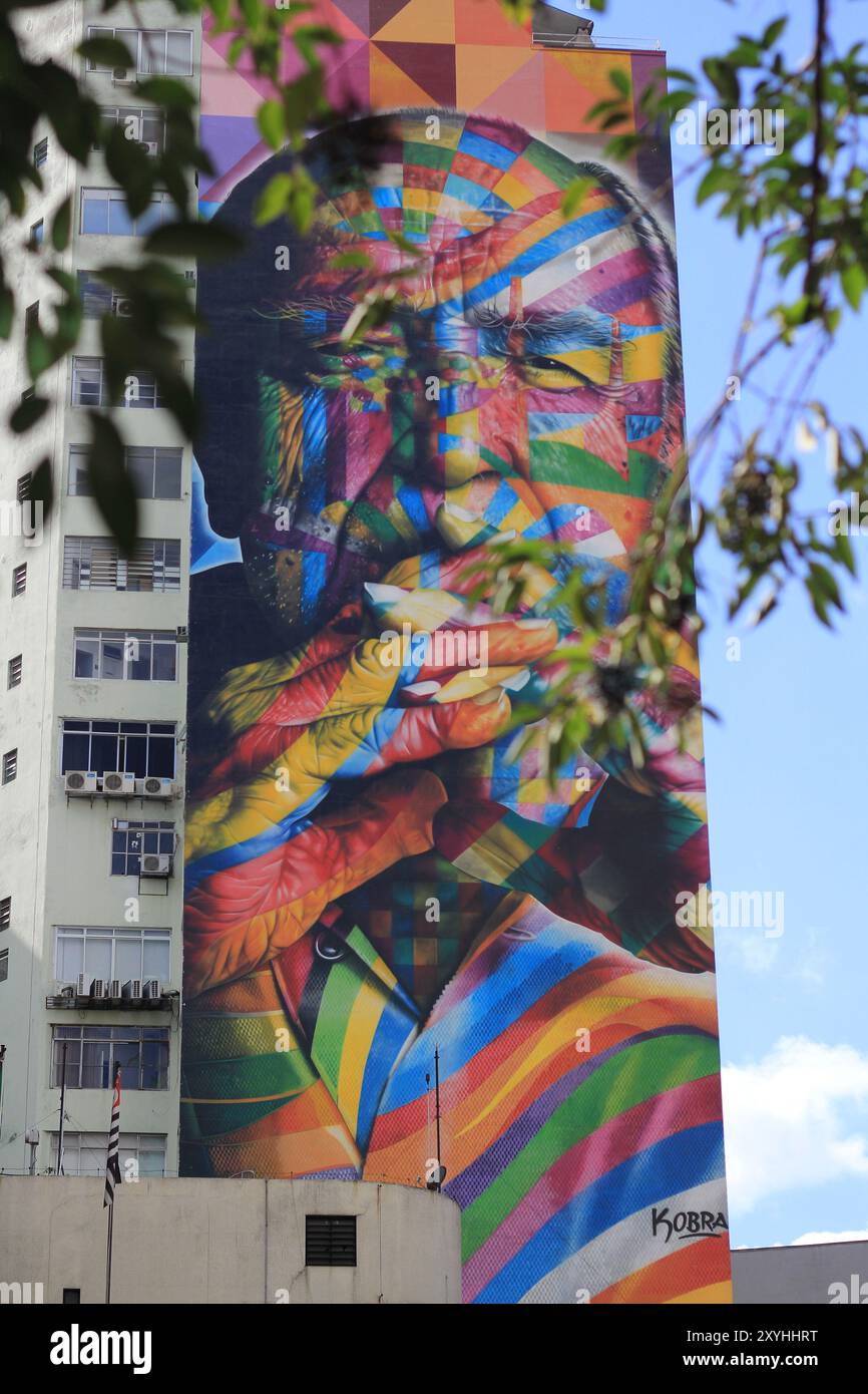 Sao Paulo, Brésil - 19 juillet. 2014 : Portrait d'Oscar Niemeyer dans un graffiti de Kobra Banque D'Images