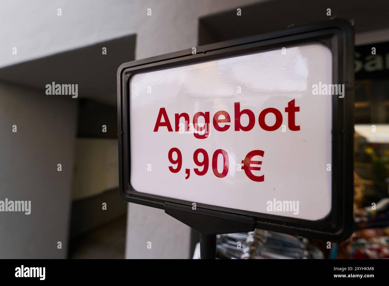 Signe annonçant une offre spéciale de 9,90 euros à l'extérieur d'un magasin en Allemagne. Traduction : offre spéciale de 9,90 euros Banque D'Images