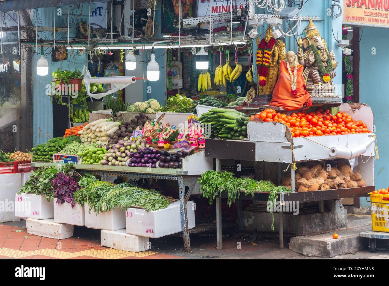 Magasin de légumes soigneusement aménager leurs produits les plus frais soigneusement à l'extérieur. Little India, Singapour. Banque D'Images