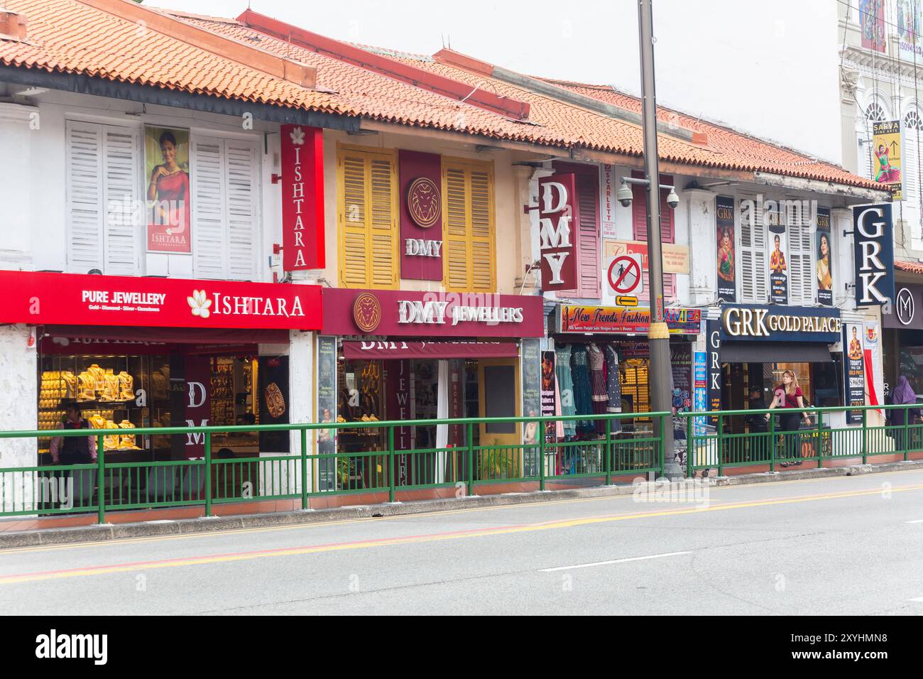 Vue de la rangée de magasins de bijoux en or dans la vente au détail de compétition à un petit tour patrimonial shophouses. Quartier de Little India, Singapour. Banque D'Images