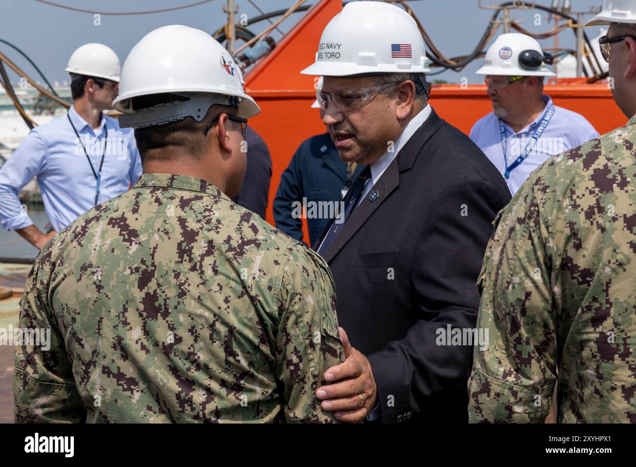 NEWPORT NEWS, Virginie (28 août 2024) - le secrétaire à la Marine Carlos Del Toro salue les marins à bord du porte-avions de classe Ford Pre-Commissioning Unit John F. Kennedy (CVN 79), 28 août 2024. Au cours de la visite du navire, le secrétaire Del Toro, aux côtés de la secrétaire au travail par intérim Julie Su et du membre du Congrès Bobby Scott (va-03), a constaté de première main-d’œuvre de la base industrielle maritime pour la construction du porte-avions Gerald R. Ford le plus technologiquement avancé au monde. John F. Kennedy est le deuxième porte-avions de classe Ford et est en construction à Newport ne de HII Banque D'Images