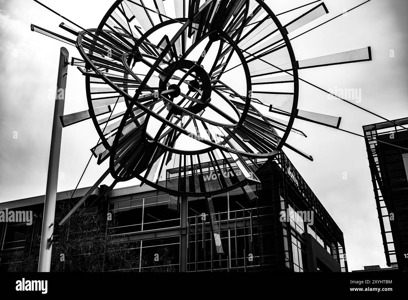 Scottsdale, Arizona, États-Unis - 3.23.2024 : sculpture Sunburst en acier inoxydable, verre dichroïque laminé et acier au carbone peint Banque D'Images