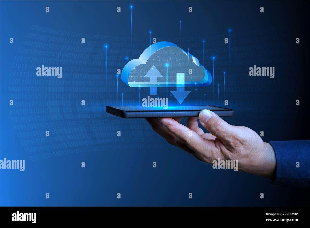 Main montrant smartphone avec ordinateur de réseau cloud se connecte au service de serveur Internet pour le transfert de données cloud. Technologie de cloud computing et en ligne Banque D'Images