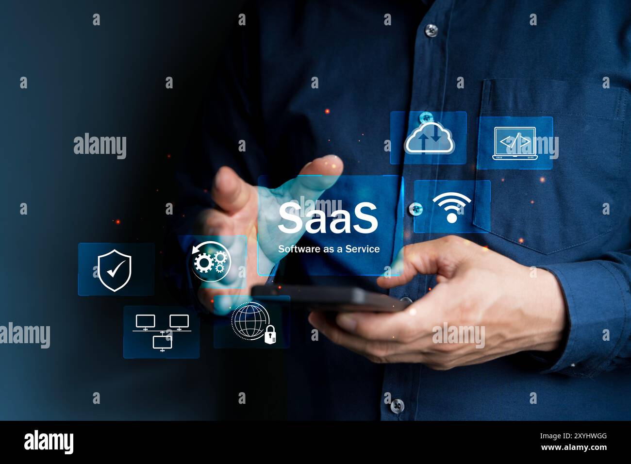 Concept SaaS, Software as a Service, Un smartphone MAN tape avec des icônes numériques représentant divers aspects du logiciel en tant que Service (SaaS), souligne Banque D'Images
