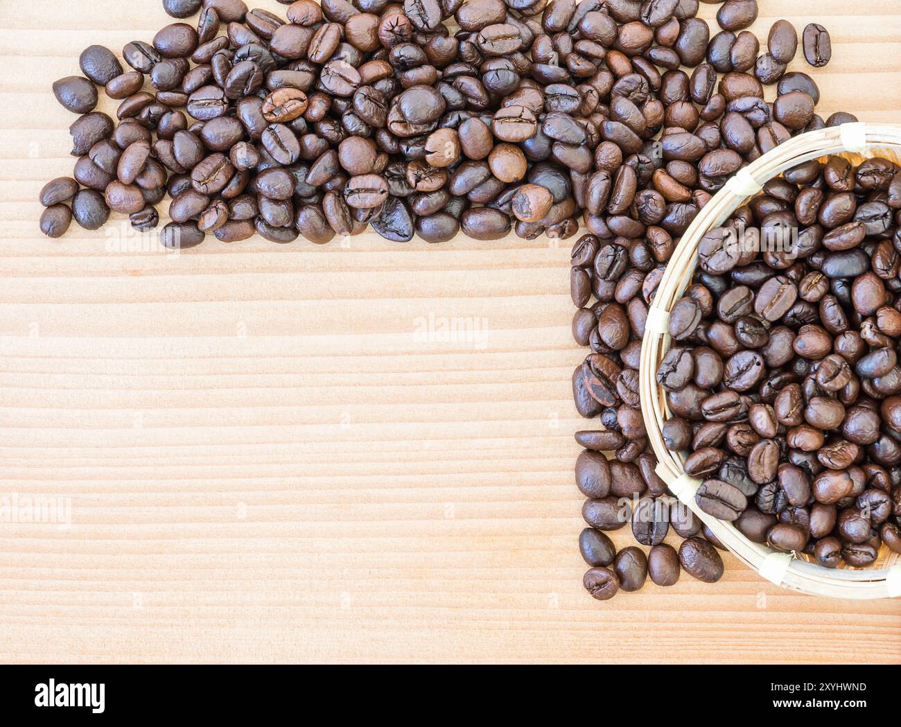 Close up Roasted Brown Coffee beans dans panier de bambou Banque D'Images