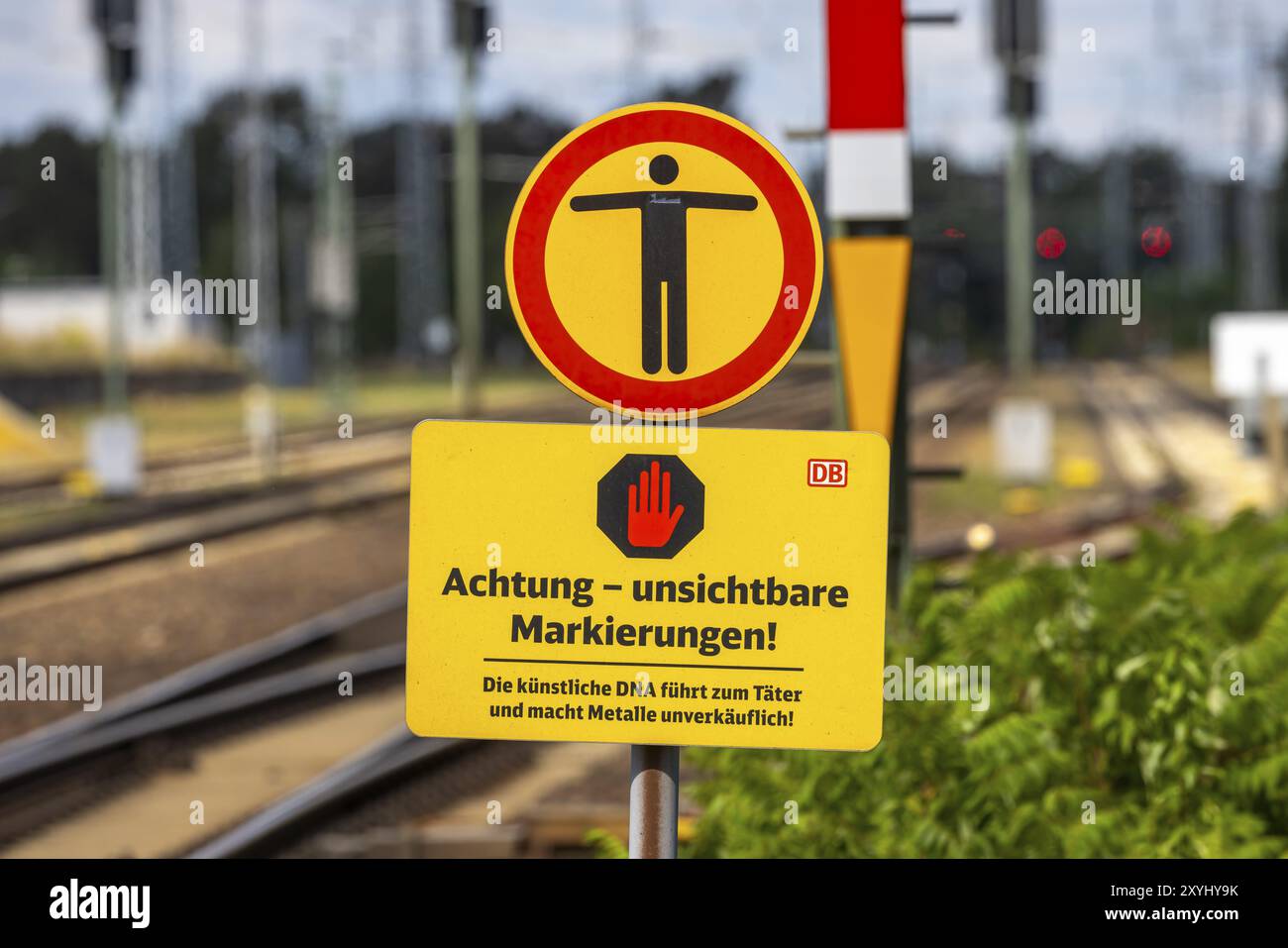 Deutsche Bahn AG panneau d'avertissement pour voleurs de câbles : attention, marquages invisibles contre le vol. Gare de Doberlug-Kirchhain, Brandebourg, Allemagne Banque D'Images