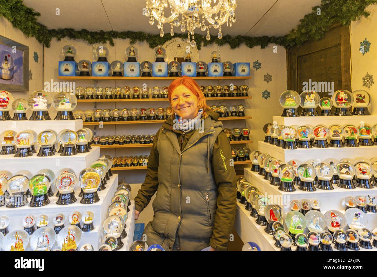 Vendeuse dans un stand de globes à neige au marché de Noël à la cathédrale Saint-Étienne, Stephans-Platz, Vienne, Autriche, Europe Banque D'Images