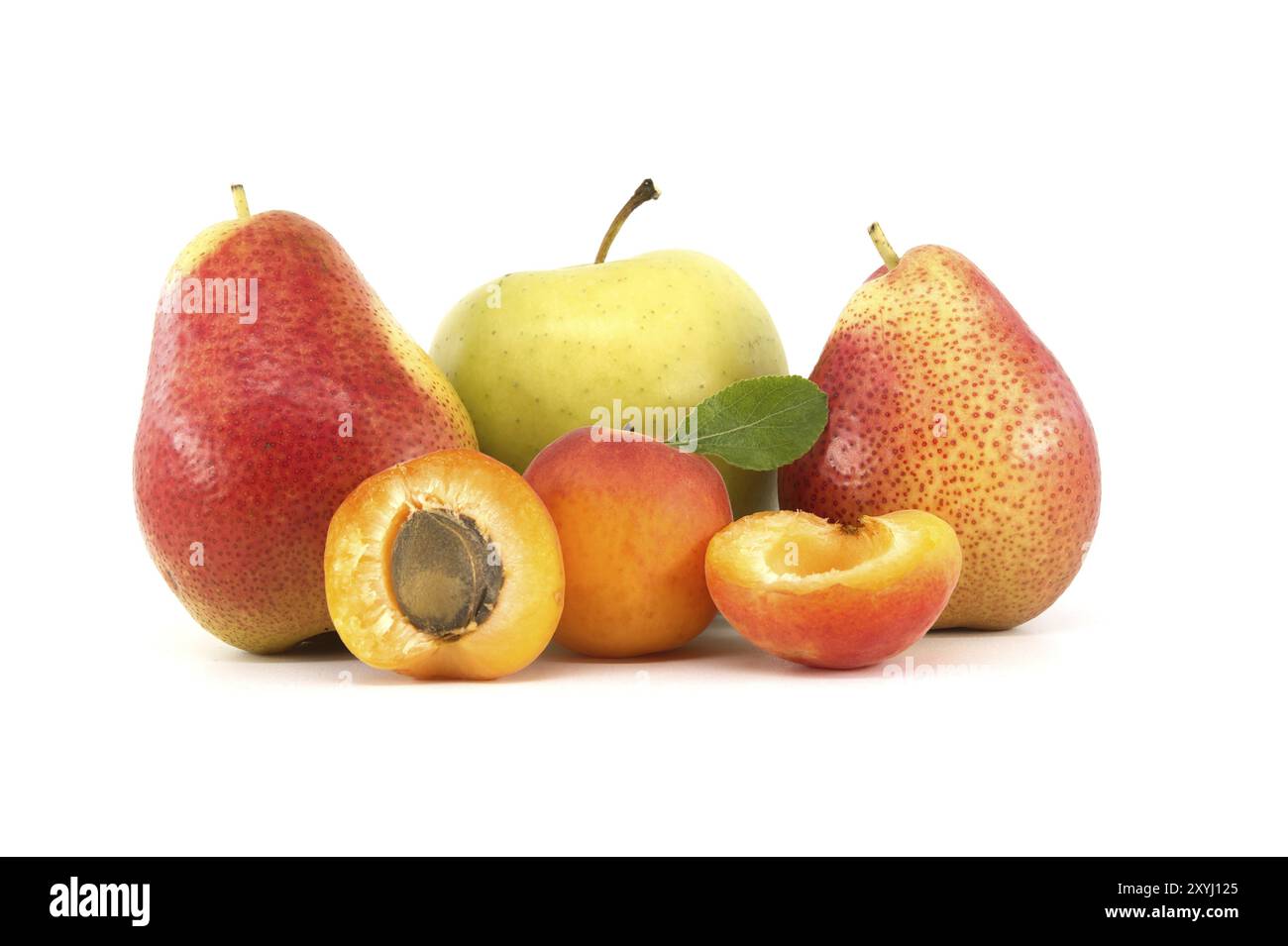 Abricots entiers et coupés en deux, poires multicolores et pomme verte isolées sur fond blanc. Fruits riches en multivitamines et juteux Banque D'Images