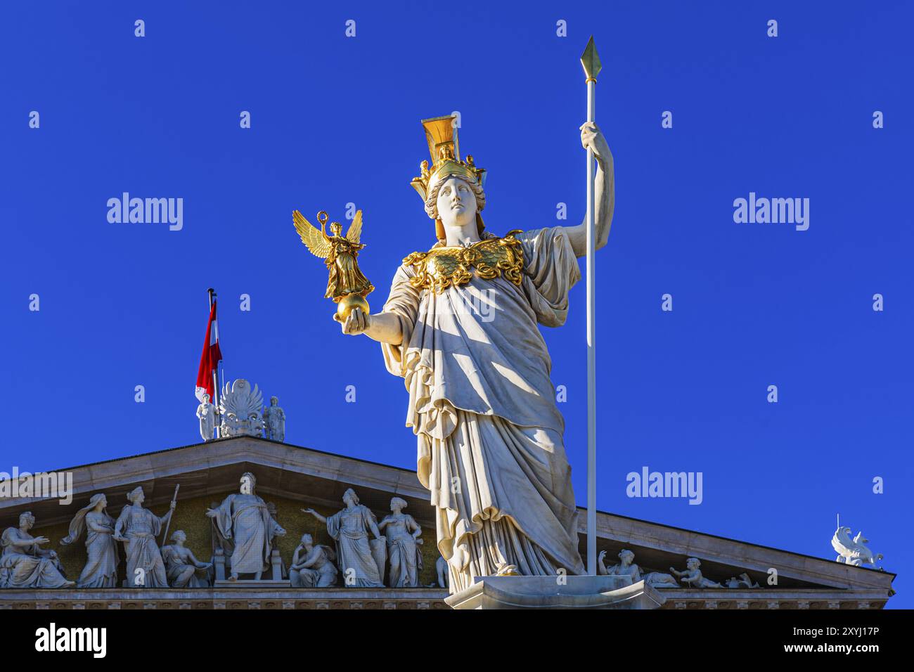 Fontaine de Pallas-Athena, la déesse de la sagesse, tenant une lance dans sa main gauche, la déesse de la victoire Nike dans sa main droite, derrière elle la construction Banque D'Images