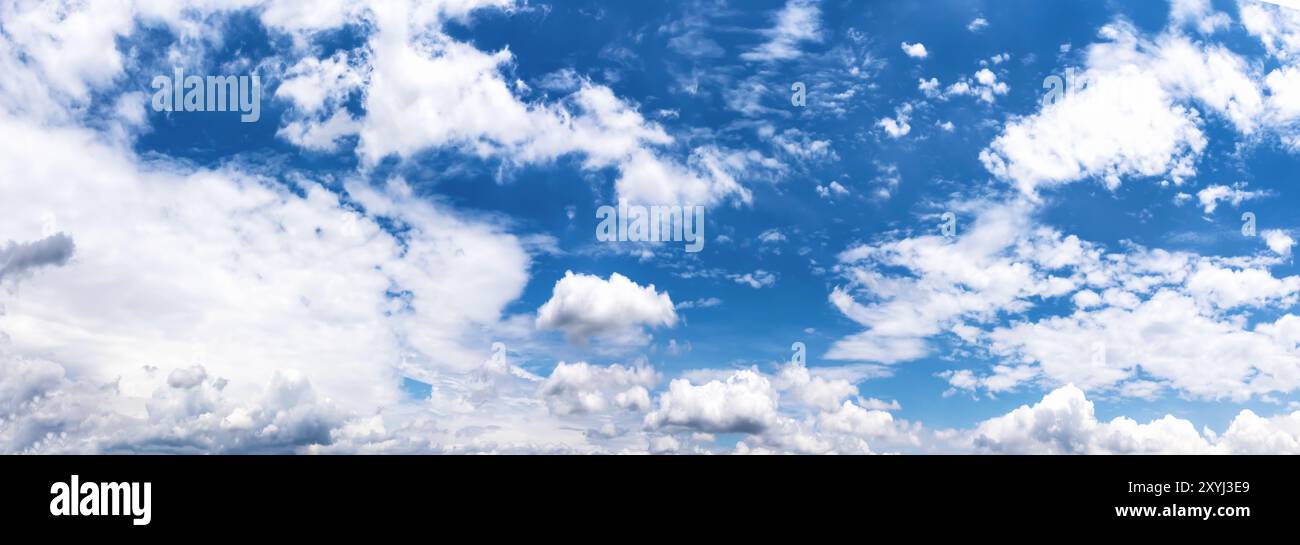 Vue panoramique blanc duveteux nuages dans le ciel bleu, les nuages blancs doux fantastique contre le ciel bleu Banque D'Images
