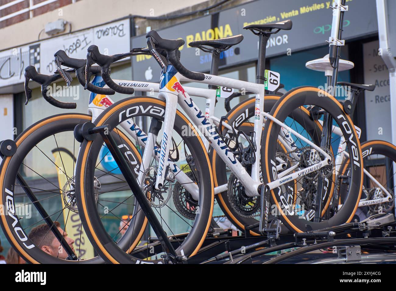 Bayona, Pontevedra, Espagne ; août, 27,2024;plusieurs vélos de course solidement fixés à la galerie de toit d'une voiture, prêt pour le transport à un événement cycliste ou Banque D'Images