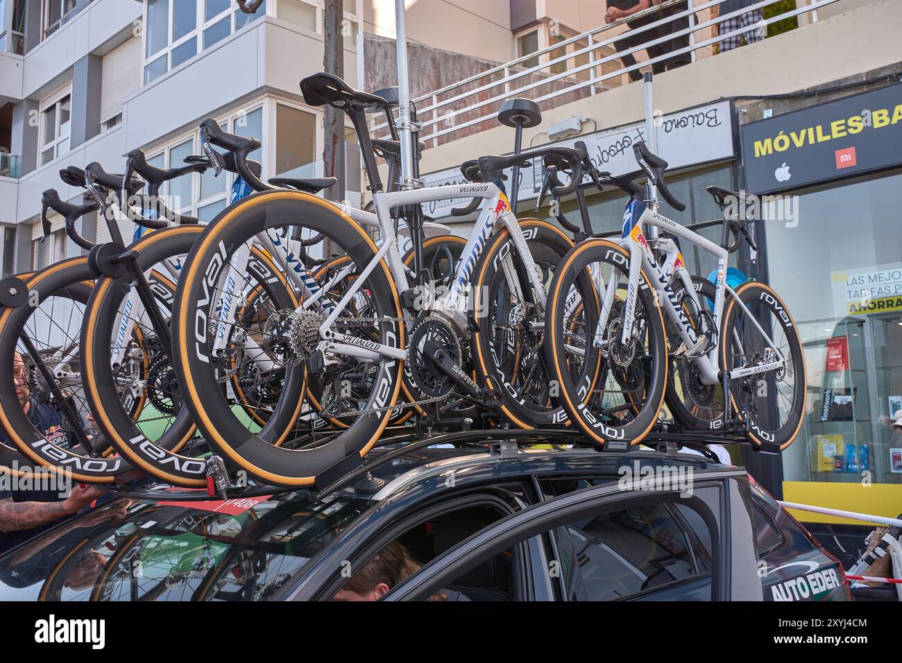 Bayona, Pontevedra, Espagne ; août, 27,2024;plusieurs vélos de course solidement fixés à la galerie de toit d'une voiture, prêt pour le transport à un événement cycliste ou Banque D'Images