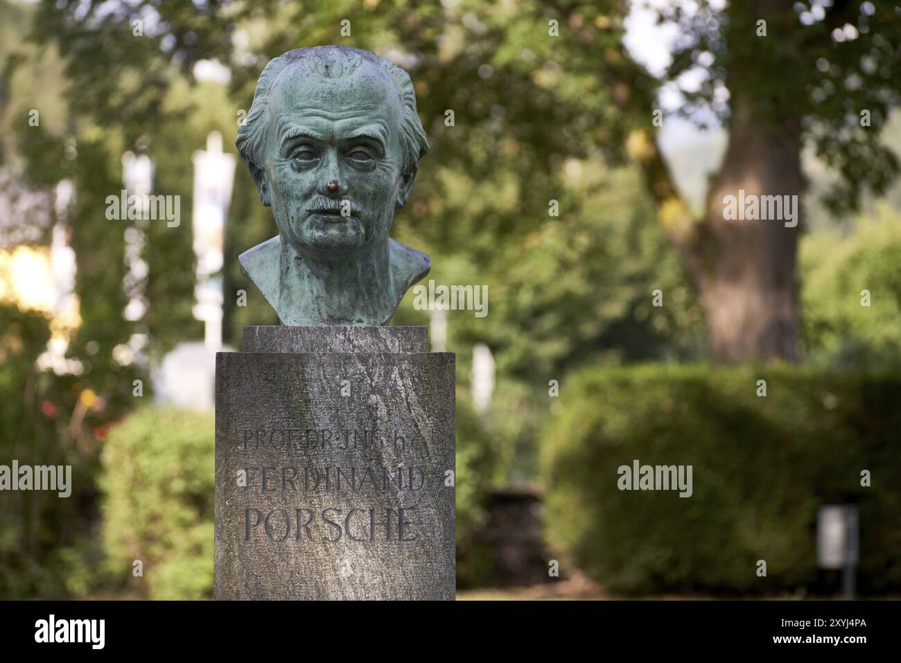 Buste du Professeur Ferdinand Porsche, Porsche Park, Gmuend, Carinthie, Autriche, Europe Banque D'Images