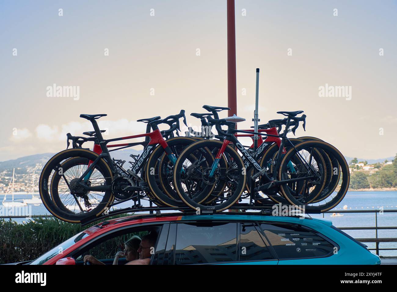 Bayona, Pontevedra, Espagne ; août, 27,2024;plusieurs vélos de course solidement fixés à la galerie de toit d'une voiture, prêt pour le transport à un événement cycliste ou Banque D'Images