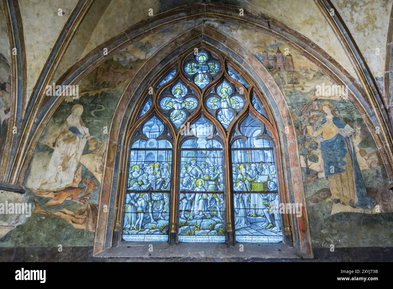Vitral con Marta y Maria Magdalena, Capilla de ST Lazare, ST Leger-, iglesia de San Nicolas (templo catolico de origen romanico, siglo II, y transform Banque D'Images