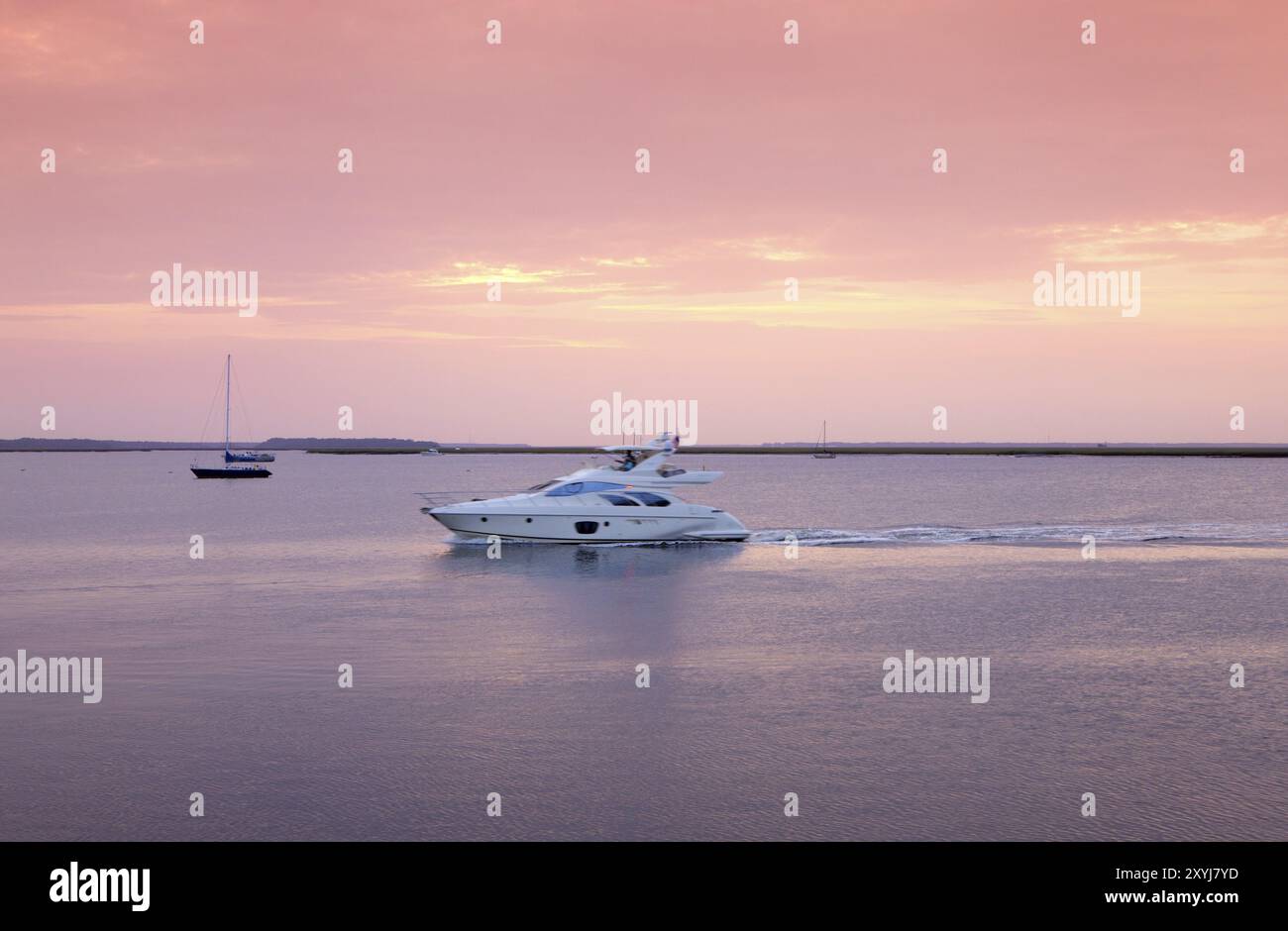 Bateau Saiingl contre le coucher du soleil sur la mer. Floride, États-Unis, Amérique du Nord Banque D'Images