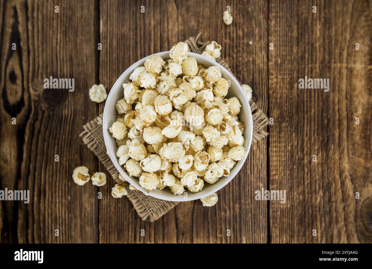 Pop-corn frais sur une table en bois ancienne et rustique, mise au point sélective, gros plan Banque D'Images