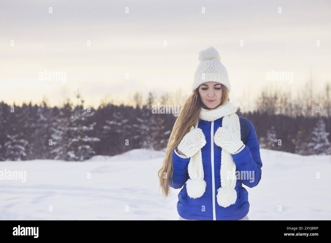 Jolie jeune femme en hiver en plein air, Carélie, Russie, Europe Banque D'Images