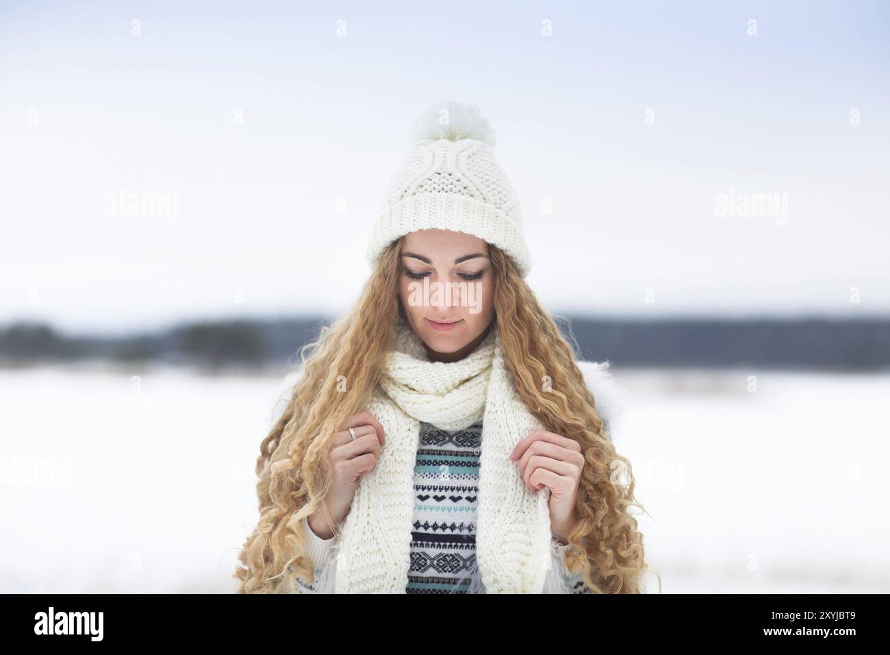 Jolie jeune femme en hiver en plein air, Carélie, Russie, Europe Banque D'Images