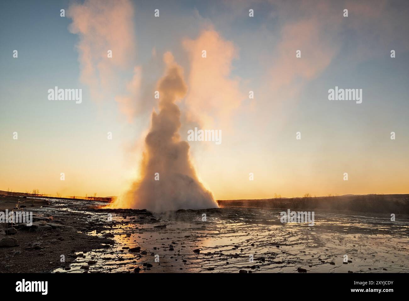 Éruption du Geysir en Islande au lever du soleil Banque D'Images