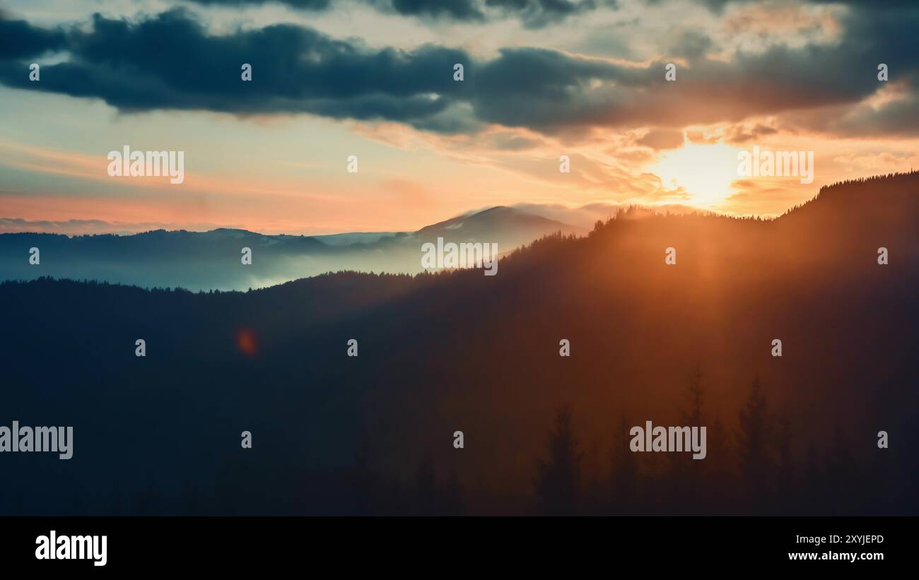 Le soleil couchant projette une lumière chaude et de longues ombres sur les sommets et les vallées des montagnes des carpates, créant une scène sereine et impressionnante Banque D'Images