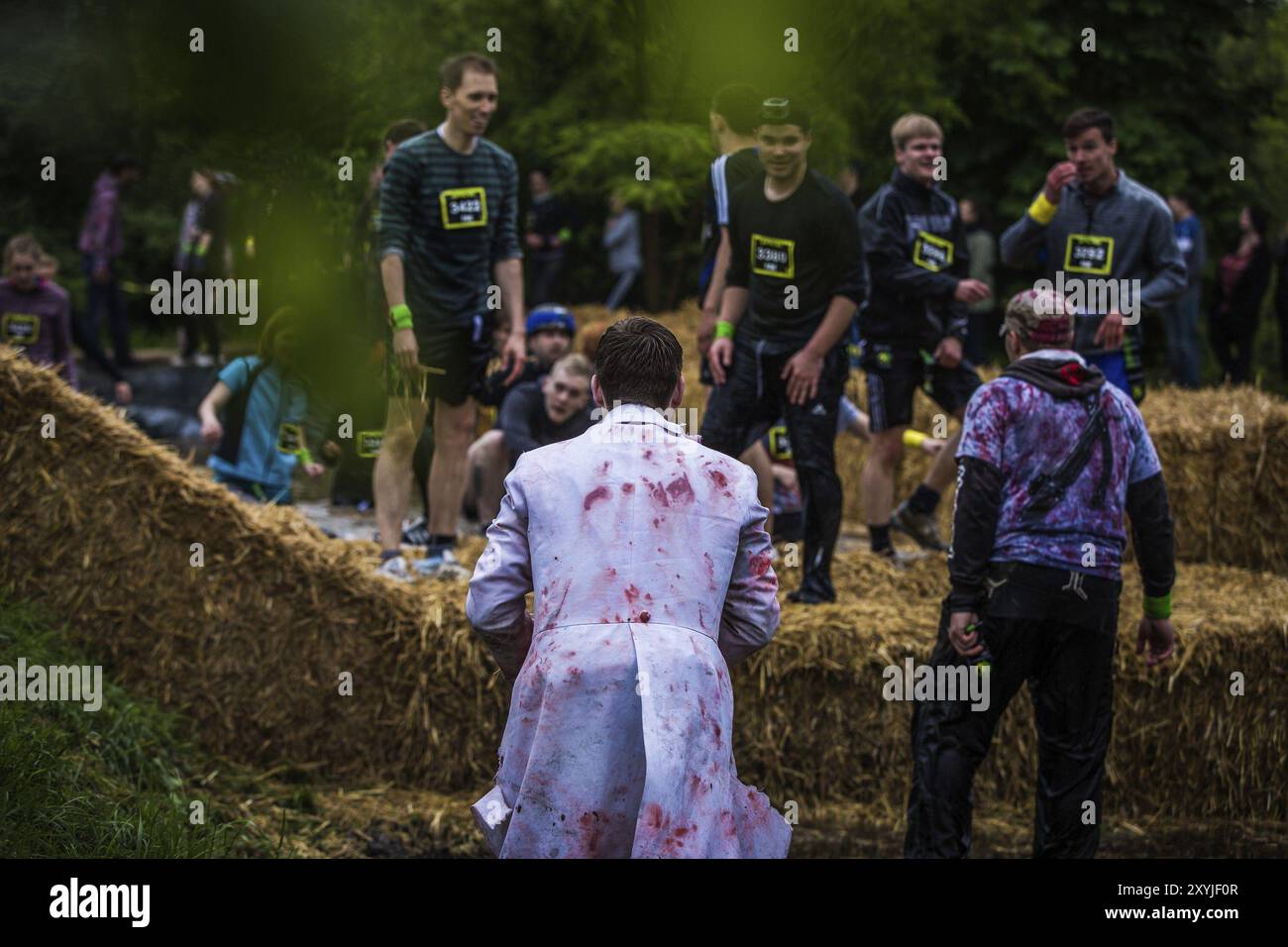 BERLIN, ALLEMAGNE, 18 MAI : participants au Zombie Run à Karlshorst le 18 mai 2014 à Berlin, Allemagne. Zombie run est un événement où les coureurs fuient fr Banque D'Images