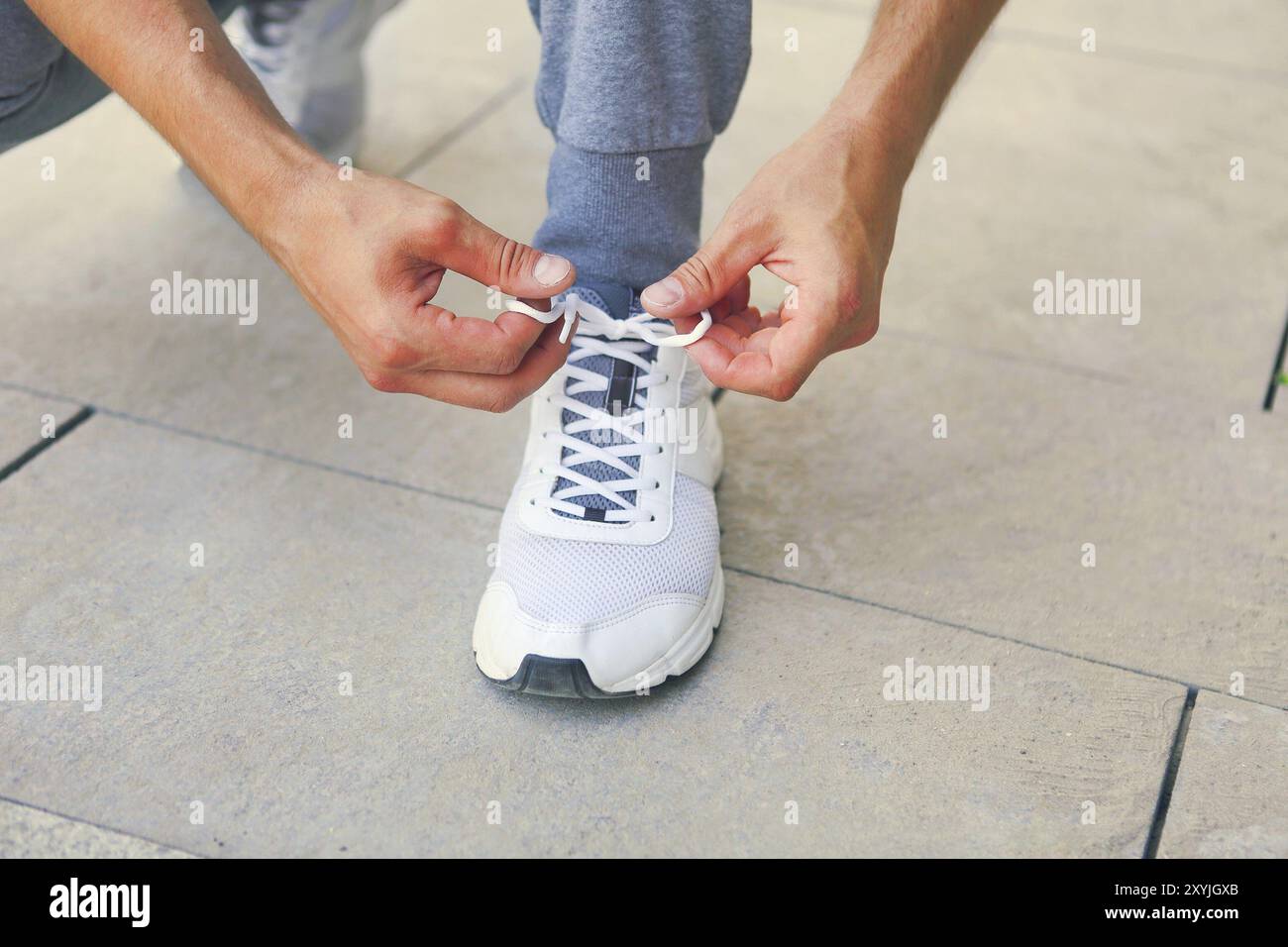 Le laçage des chaussures de course homme avant d'entraînement. Close up. Concept de remise en forme et d'un style de vie sain Banque D'Images