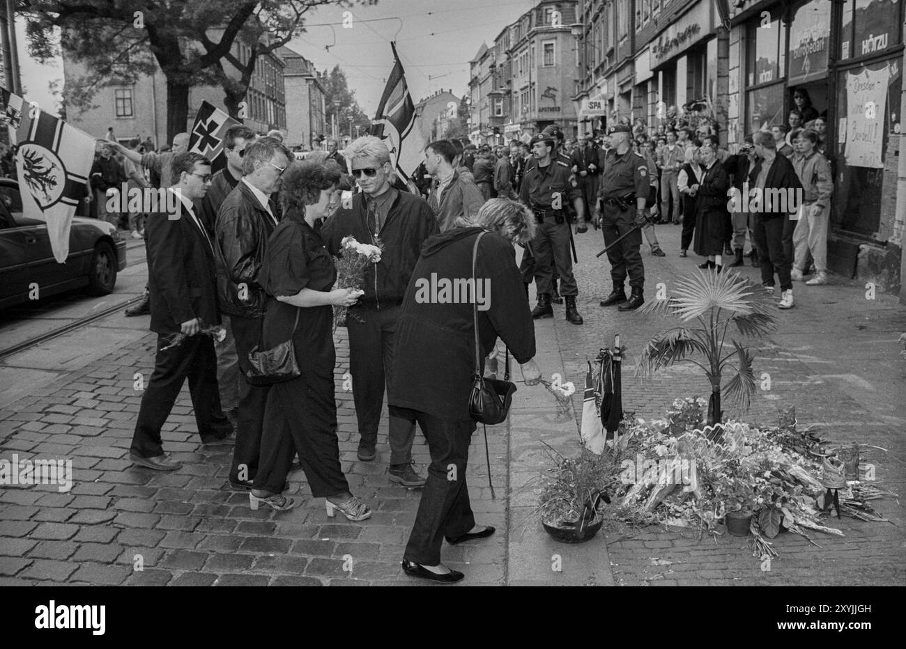 Allemagne, Dresde, 15 juin 1991, cortège funèbre pour le néo-nazi Rainer Sonntag, abattu par des proxénètes, cérémonie de dépôt de couronne sur les lieux du mur Banque D'Images