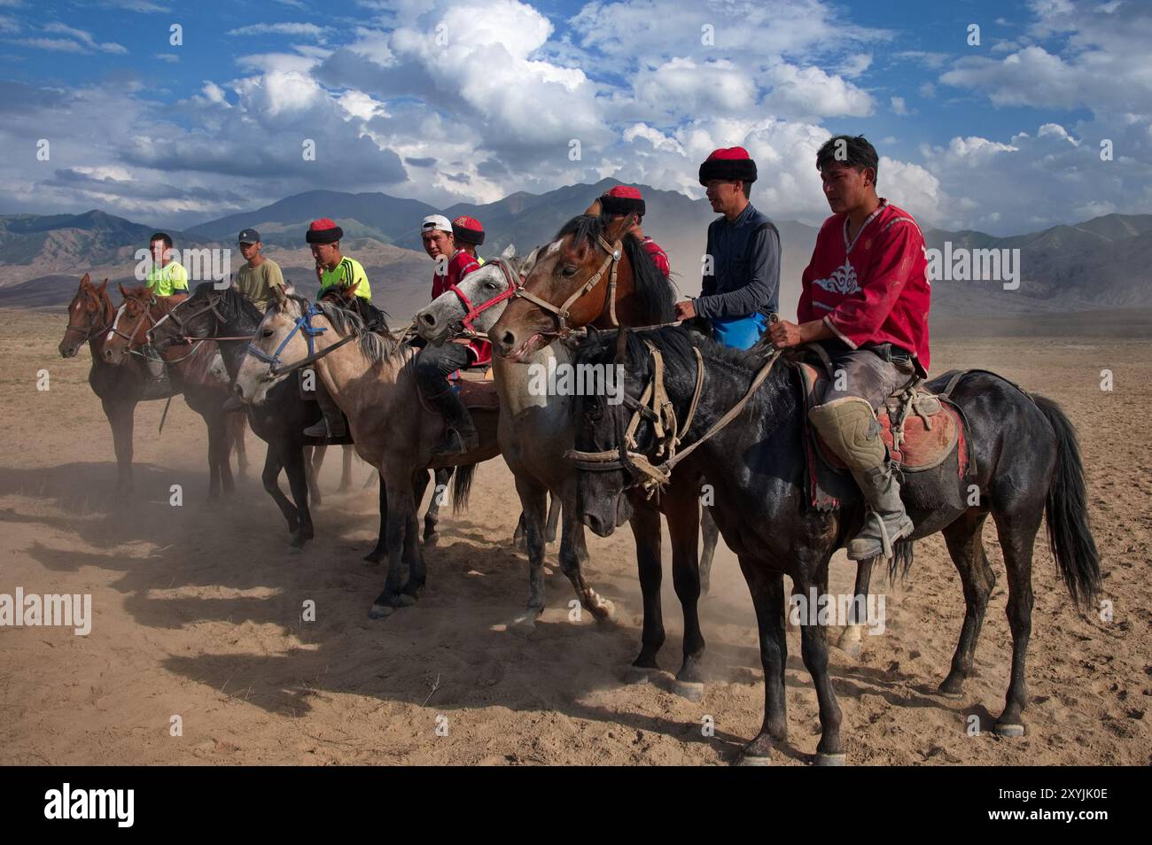 Groupe de nomades kirghizes chevauchant leurs chevaux Banque D'Images