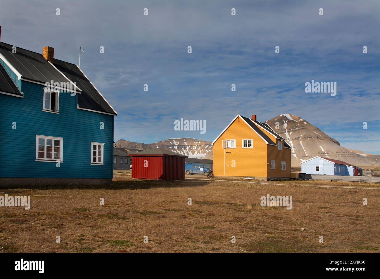 Logement typique avec des montagnes à l'arrière, NY-Alesund (NY-Ålesund), Oscar II Land, Svalbard, Norvège Banque D'Images