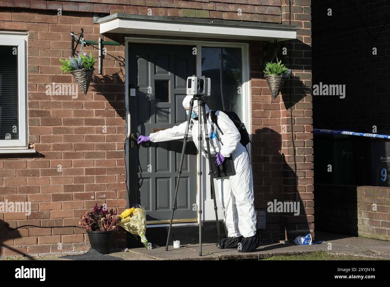 Lovett Avenue, Oldbury, 30 août 2024 - meurtre de Jahziah Coke - la police des West Midlands a lancé une enquête pour meurtre après qu'un garçon de 13 ans a été poignardé à mort dans une maison sur Lovett Avenue à Oldbury, West Midlands jeudi soir. Les agents ont bouclé la route et la maison où les résidents ont vu des flashs de caméras venant de l'intérieur de la propriété tandis que les agents légistes examinaient les preuves. - Nous avons ouvert une enquête pour meurtre après qu'un adolescent a été mortellement poignardé à une adresse à Oldbury. Nous avons été appelés à une propriété sur l'avenue Lovett vers 16 heures hier (29 août) par l'ambulance Banque D'Images