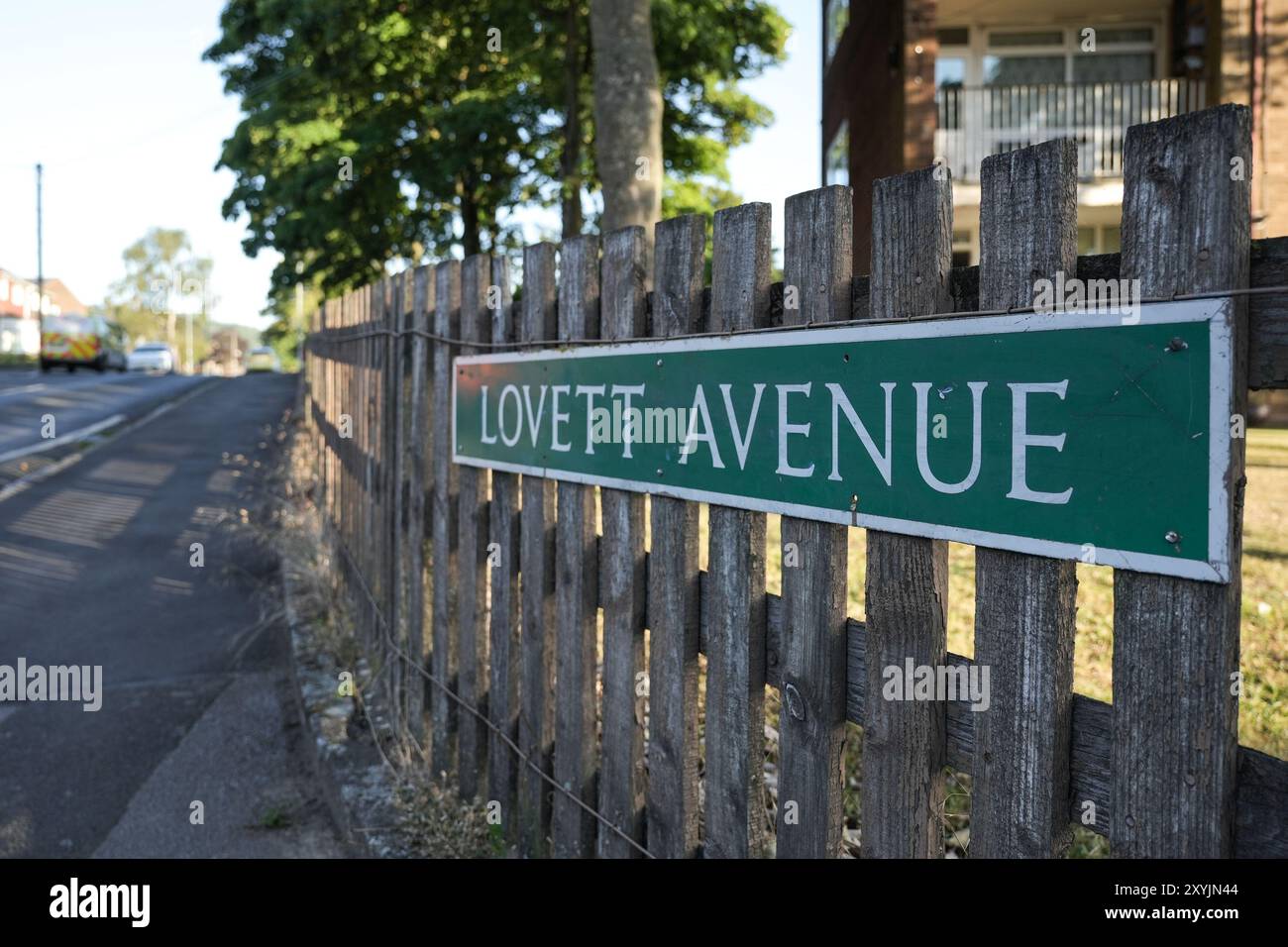 Lovett Avenue, Oldbury, 30 août 2024 - meurtre de Jahziah Coke - la police des West Midlands a lancé une enquête pour meurtre après qu'un garçon de 13 ans a été poignardé à mort dans une maison sur Lovett Avenue à Oldbury, West Midlands jeudi soir. Les agents ont bouclé la route et la maison où les résidents ont vu des flashs de caméras venant de l'intérieur de la propriété tandis que les agents légistes examinaient les preuves. - Nous avons ouvert une enquête pour meurtre après qu'un adolescent a été mortellement poignardé à une adresse à Oldbury. Nous avons été appelés à une propriété sur l'avenue Lovett vers 16 heures hier (29 août) par l'ambulance Banque D'Images