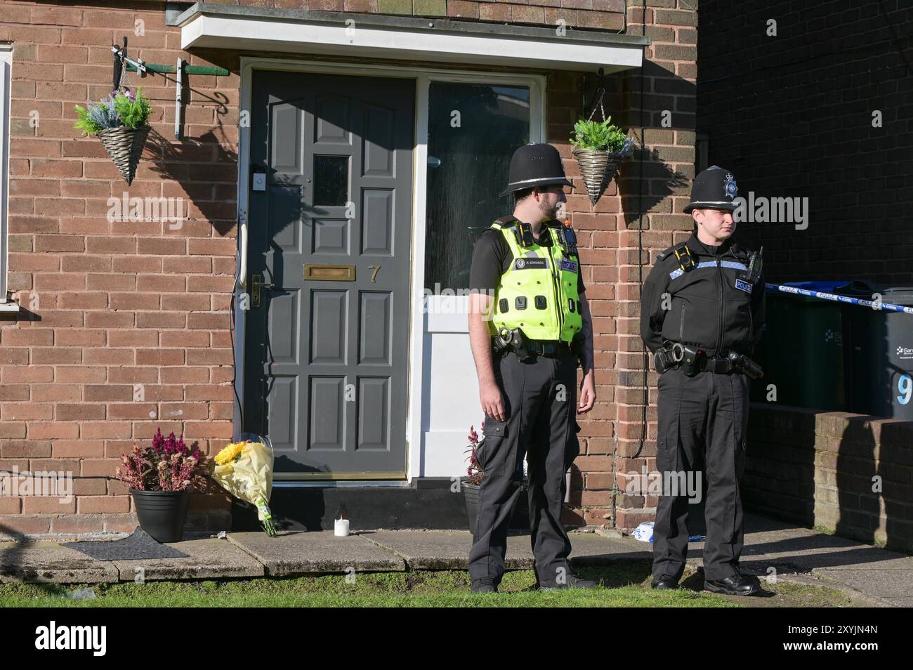 Lovett Avenue, Oldbury, 30 août 2024 - meurtre de Jahziah Coke - la police des West Midlands a lancé une enquête pour meurtre après qu'un garçon de 13 ans a été poignardé à mort dans une maison sur Lovett Avenue à Oldbury, West Midlands jeudi soir. Les agents ont bouclé la route et la maison où les résidents ont vu des flashs de caméras venant de l'intérieur de la propriété tandis que les agents légistes examinaient les preuves. - Nous avons ouvert une enquête pour meurtre après qu'un adolescent a été mortellement poignardé à une adresse à Oldbury. Nous avons été appelés à une propriété sur l'avenue Lovett vers 16 heures hier (29 août) par l'ambulance Banque D'Images