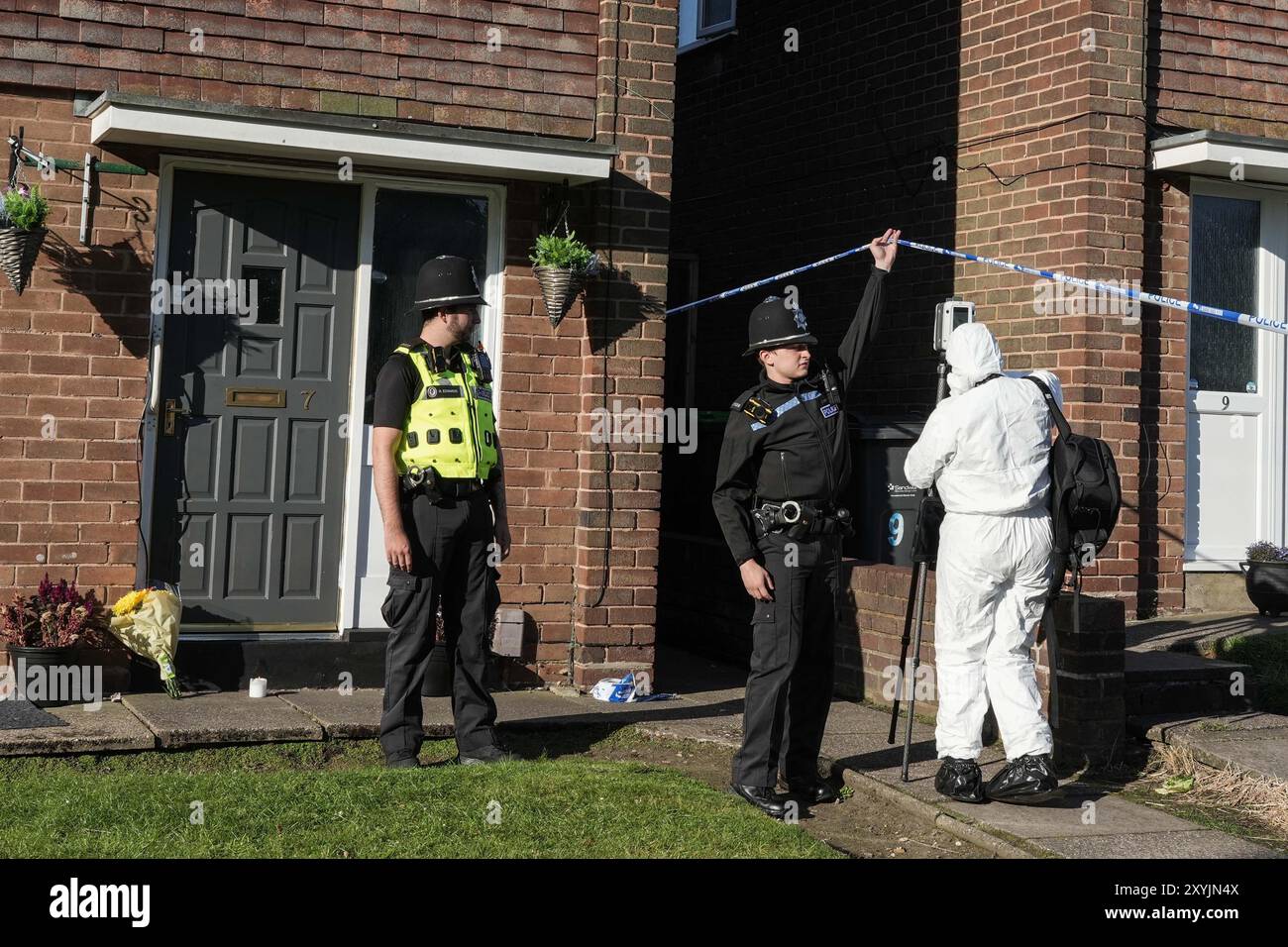 Lovett Avenue, Oldbury, 30 août 2024 - meurtre de Jahziah Coke - la police des West Midlands a lancé une enquête pour meurtre après qu'un garçon de 13 ans a été poignardé à mort dans une maison sur Lovett Avenue à Oldbury, West Midlands jeudi soir. Les agents ont bouclé la route et la maison où les résidents ont vu des flashs de caméras venant de l'intérieur de la propriété tandis que les agents légistes examinaient les preuves. - Nous avons ouvert une enquête pour meurtre après qu'un adolescent a été mortellement poignardé à une adresse à Oldbury. Nous avons été appelés à une propriété sur l'avenue Lovett vers 16 heures hier (29 août) par l'ambulance Banque D'Images