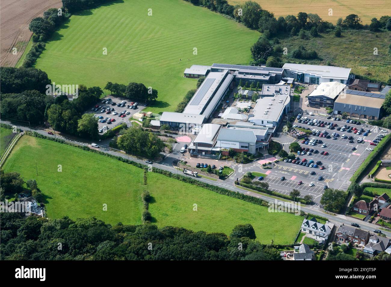 Un tir par drone du Winstanley College, sixième université à Wigan, Greater Manchester, nord-ouest de l'Angleterre, Royaume-Uni Banque D'Images