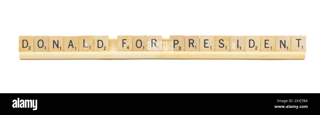 Miami, Floride 8-28-24 DONALD POUR LE PRÉSIDENT fait avec des carreaux de bois carrés lettres de l'alphabet anglais avec sur un support de support de support en bois. 2024 electi présidentiel Banque D'Images
