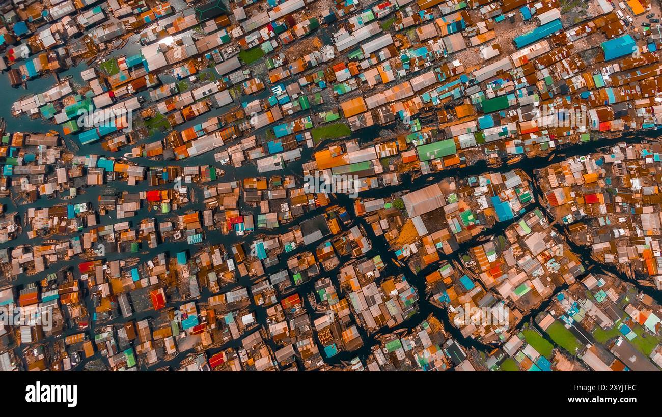 Aeriel Drone View de la communauté Makoko, à Lagos Nigeria. Il s'agit d'une colonie informelle à travers le 3ème pont continental sur la côte de Lagos Mainland w Banque D'Images