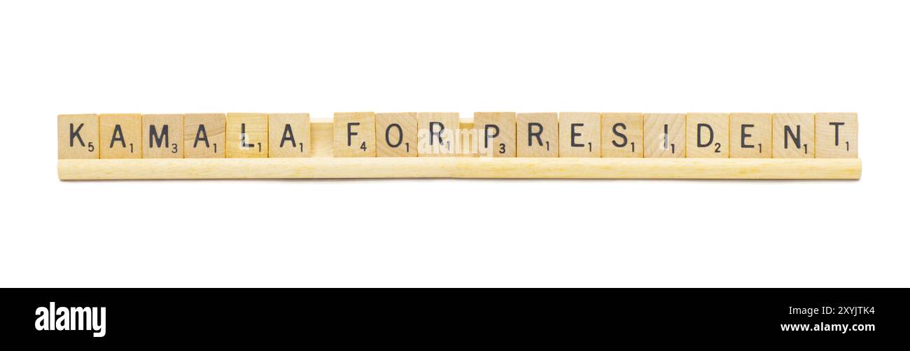 Miami, Floride 8-28-24 KAMALA POUR LE PRÉSIDENT fait avec des carreaux de bois carrés lettres de l'alphabet anglais avec sur un support de support de support en bois. 2024 electi présidentiel Banque D'Images