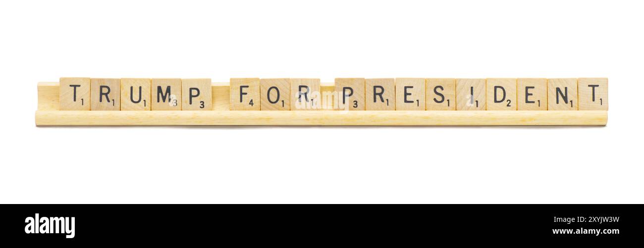 Miami, Floride 8-28-24 TRUMP POUR LE PRÉSIDENT fait avec des carreaux de bois carrés lettres de l'alphabet anglais avec sur un support de rack en bois. électio présidentielle 2024 Banque D'Images