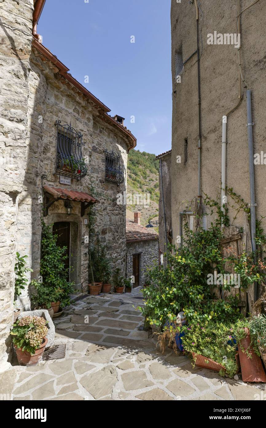 Une rue à Sasso di Castalda, un village de Basilicate, Italie. Banque D'Images