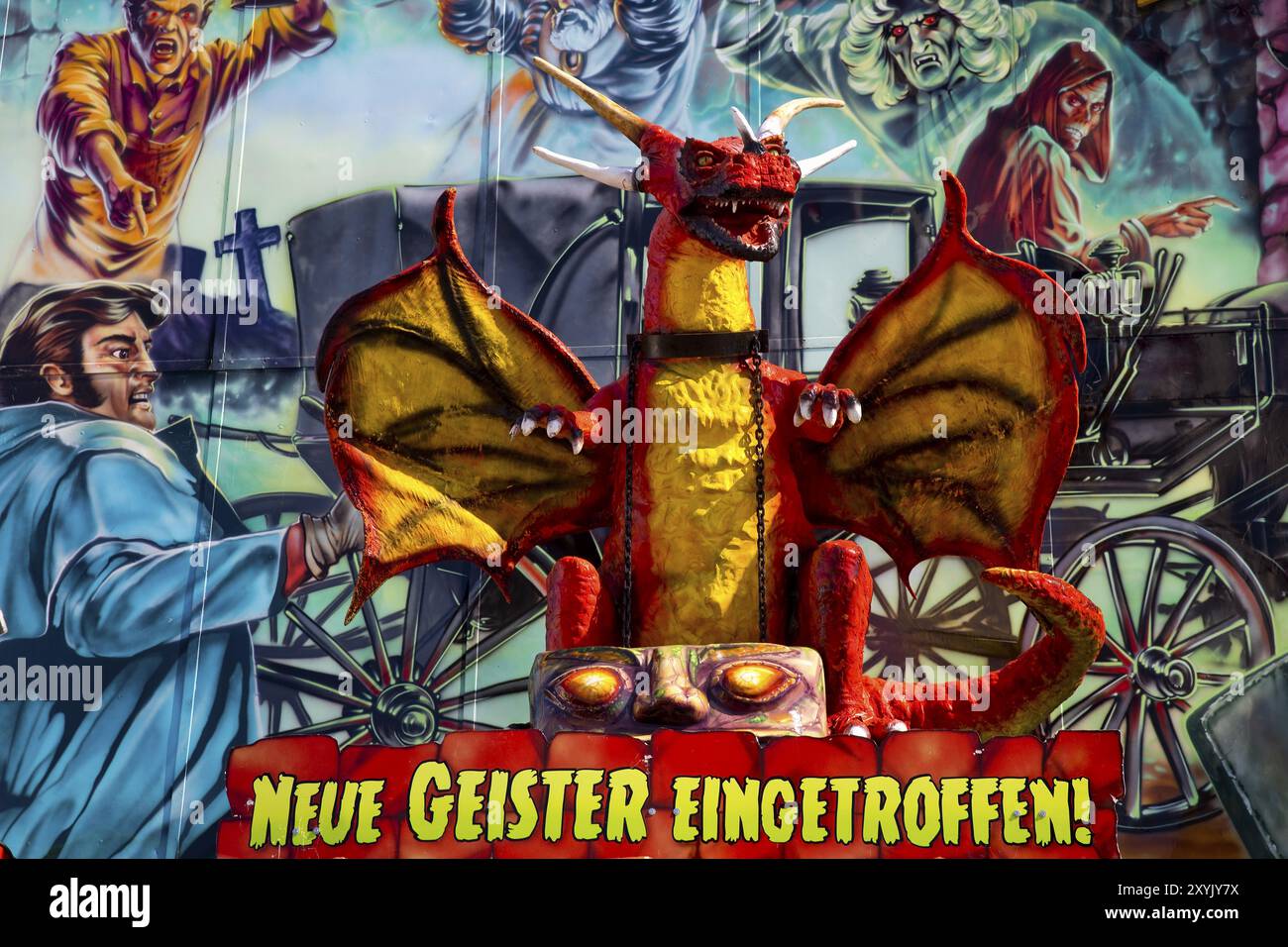 De nouveaux fantômes sont arrivés, train fantôme au soleil pendant la journée, Cranger Kirmes, Herne, région de la Ruhr, Rhénanie du Nord-Westphalie, Allemagne, Europe Banque D'Images
