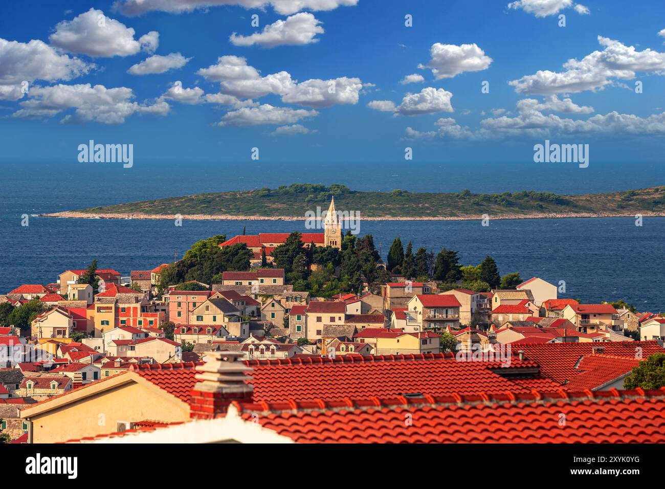 Primosten, Croatie - la belle église de George sur la péninsule de Primosten et la vieille ville sur un matin d'été ensoleillé en Dalmatie, Croatie par l'Adria Banque D'Images