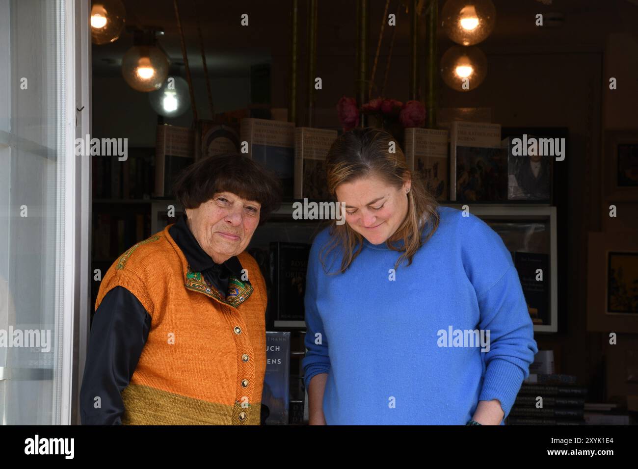 Keitum, Allemagne. 27 août 2024. Hildegard Steiner-Schwarz (à gauche), 92 ans, et Caroline Ditting se tiennent devant le magasin 'Büchertruhe' à Keitum sur l'île de Sylt. Rudolf Augstein, Axel Springer et Wolfgang Schäuble étaient des clients réguliers ici - maintenant la librairie cède sa boutique à un successeur. Crédit : Lea Albert/dpa/Alamy Live News Banque D'Images