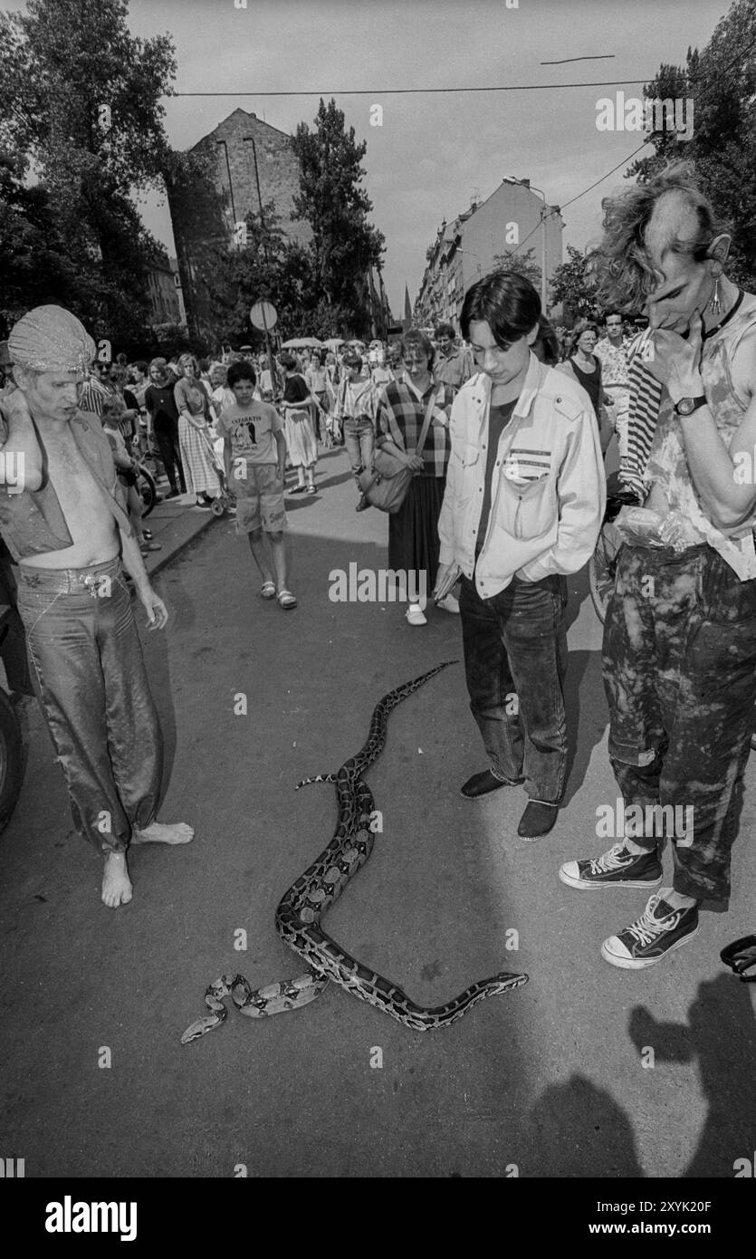 Allemagne, Dresde, 22.06.1991, City Festival of the Colourful Republic of Neustadt (Dresde), charmeurs de serpents et punk, Europe Banque D'Images