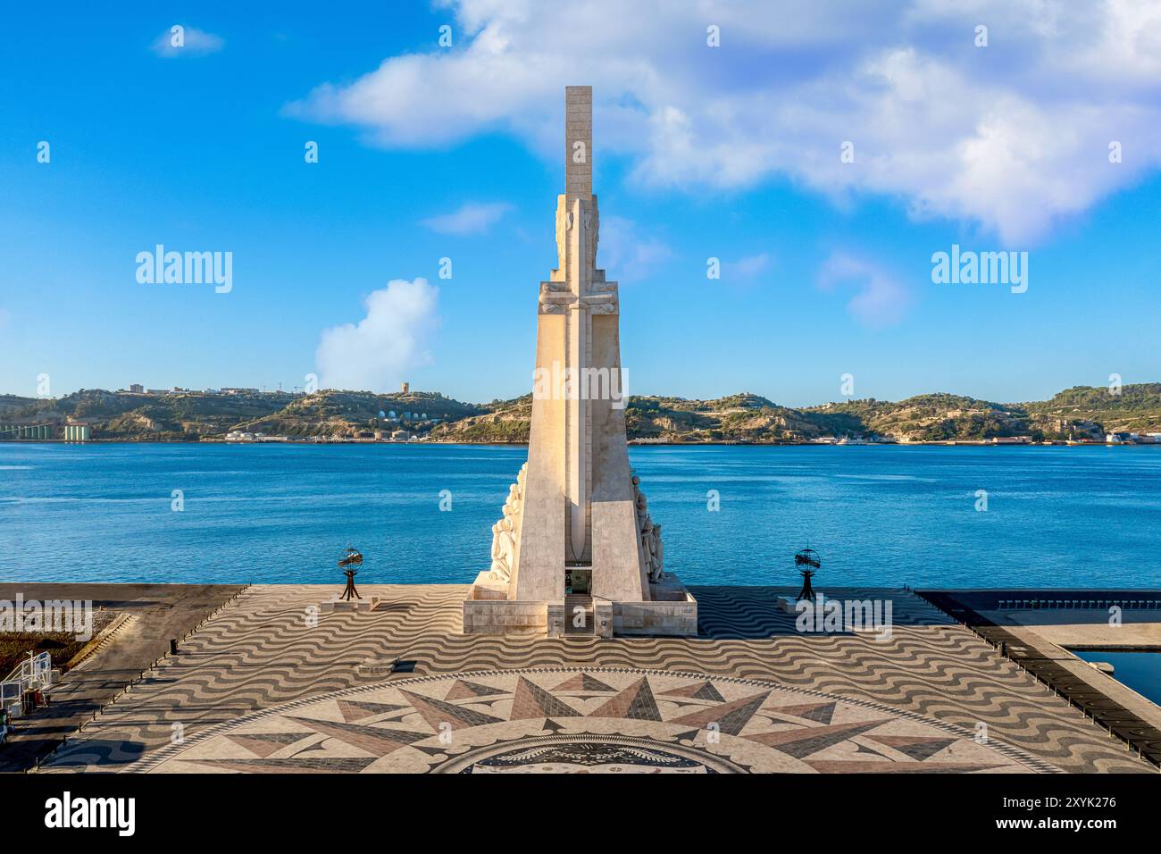 Monument aux découvertes ou Padrao dos Descobrimentos à l'âge de la découverte, en forme d'épée sur un côté, avec des statues de grands gens de l'histoire des marins portugais, Lisbonne, Portugal, au ciel bleu clair et les rayons du soleil le jour au bord de l'eau du Tage Banque D'Images