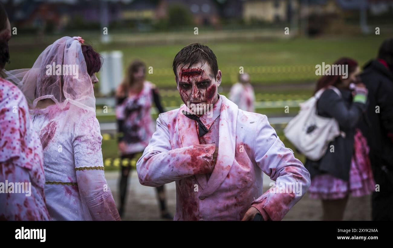 BERLIN, ALLEMAGNE, 18 MAI : participants au Zombie Run à Karlshorst le 18 mai 2014 à Berlin, Allemagne. Zombie run est un événement où les coureurs fuient fr Banque D'Images