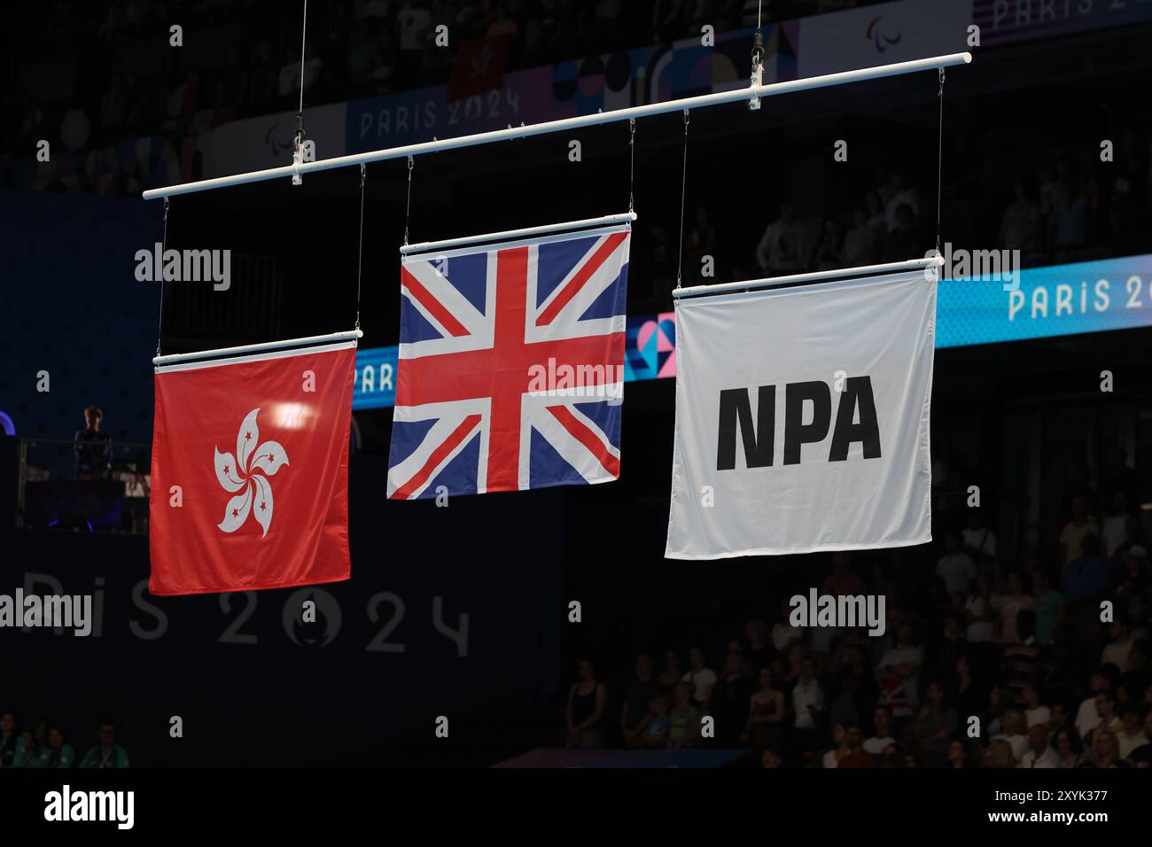 Paris, France. 29 août 2024. Le drapeau britannique est hissé après que Poppy Maskill de l'équipe Grande-Bretagne ait remporté la médaille d'or au para natation 14 100 Fly, le premier jour des Jeux Paralympiques de Paris 2024, Paris, France. Crédit : Isabel Infantes/Alamy Live News Banque D'Images