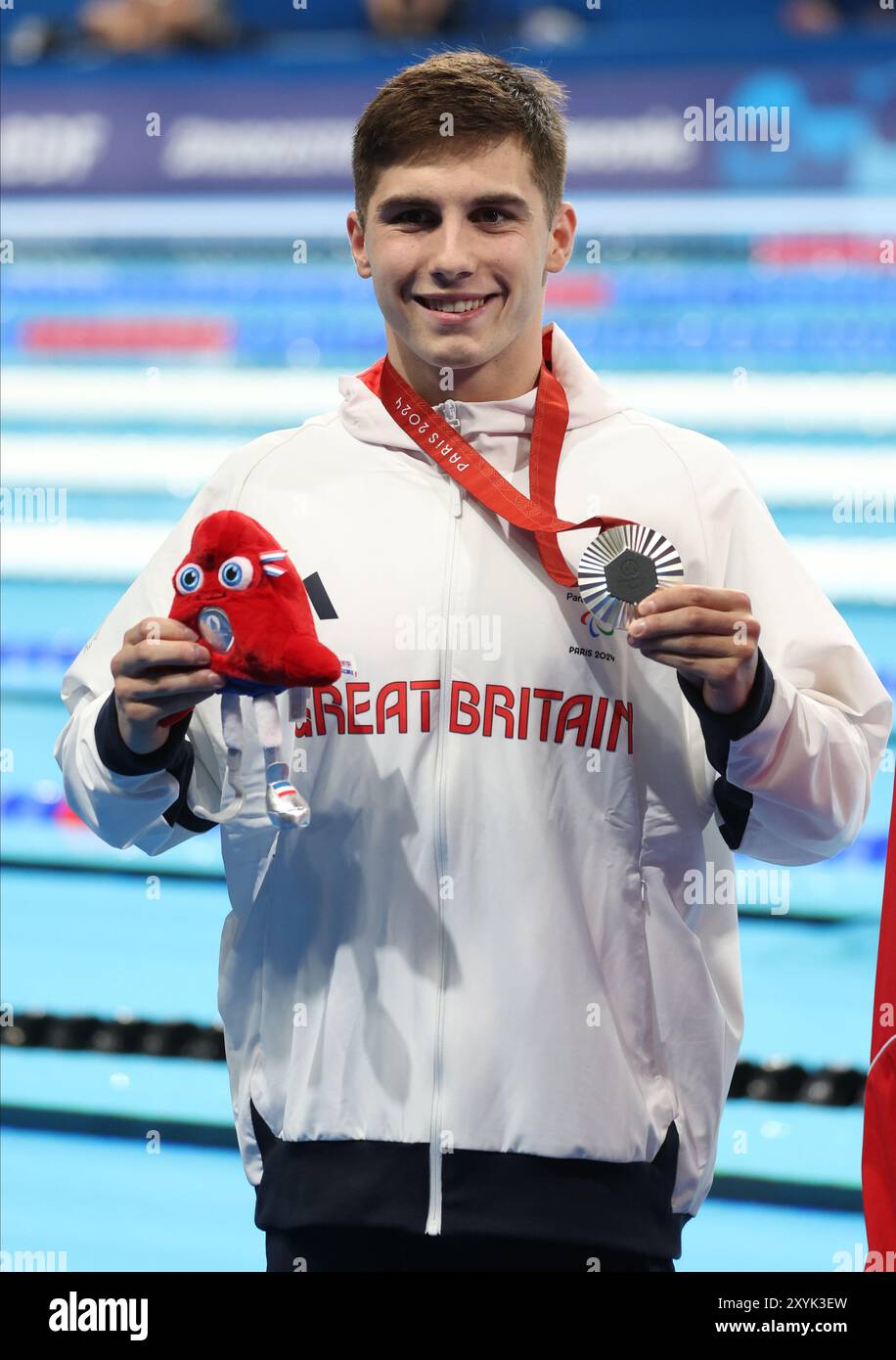 Paris, France. 29 août 2024. William Ellard de l'équipe Grande-Bretagne pose avec sa médaille d'argent après la finale masculine du para natation 400 m libre S9, le premier jour des Jeux paralympiques de Paris 2024, Paris, France. Crédit : Isabel Infantes/Alamy Live News Banque D'Images